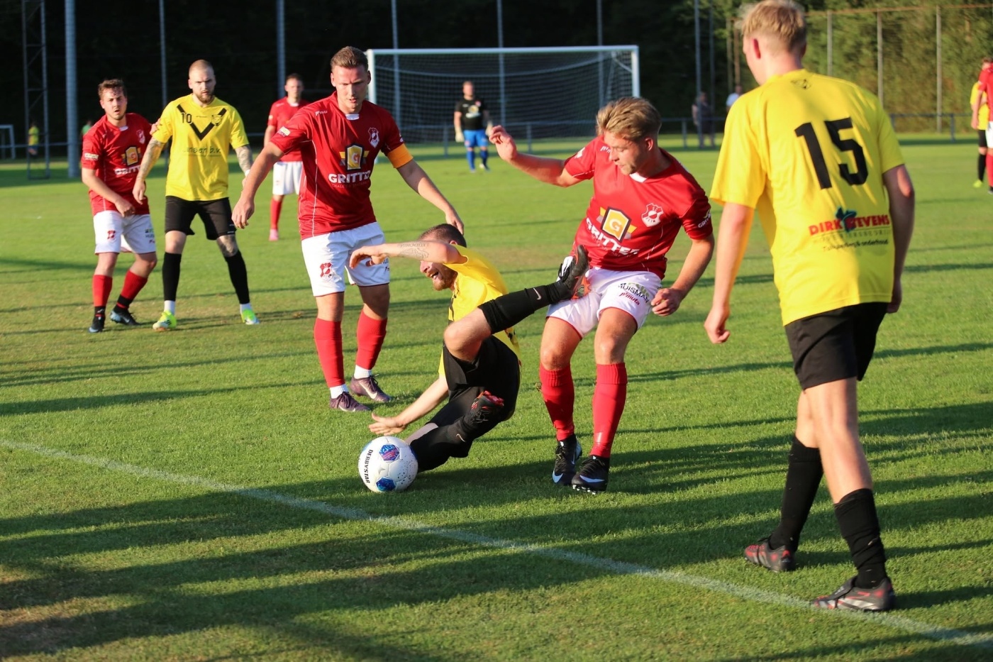 Spectaculaire opening Prent Dorpentoernooi: sc Elim wint, Tiendeveen houdt de moed erin.
