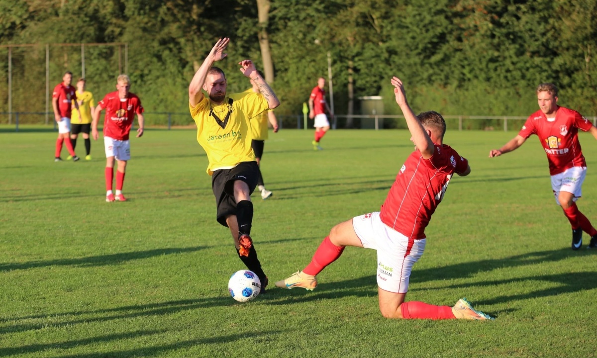 Spectaculaire opening Prent Dorpentoernooi: sc Elim wint, Tiendeveen houdt de moed erin.